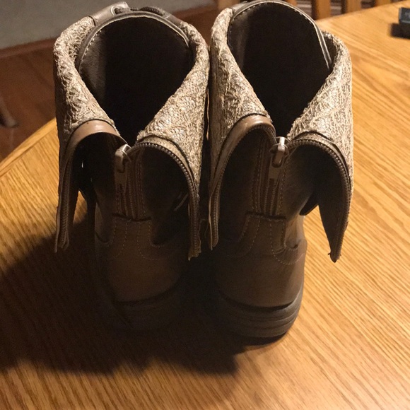 Boots - Picture 3 of 5